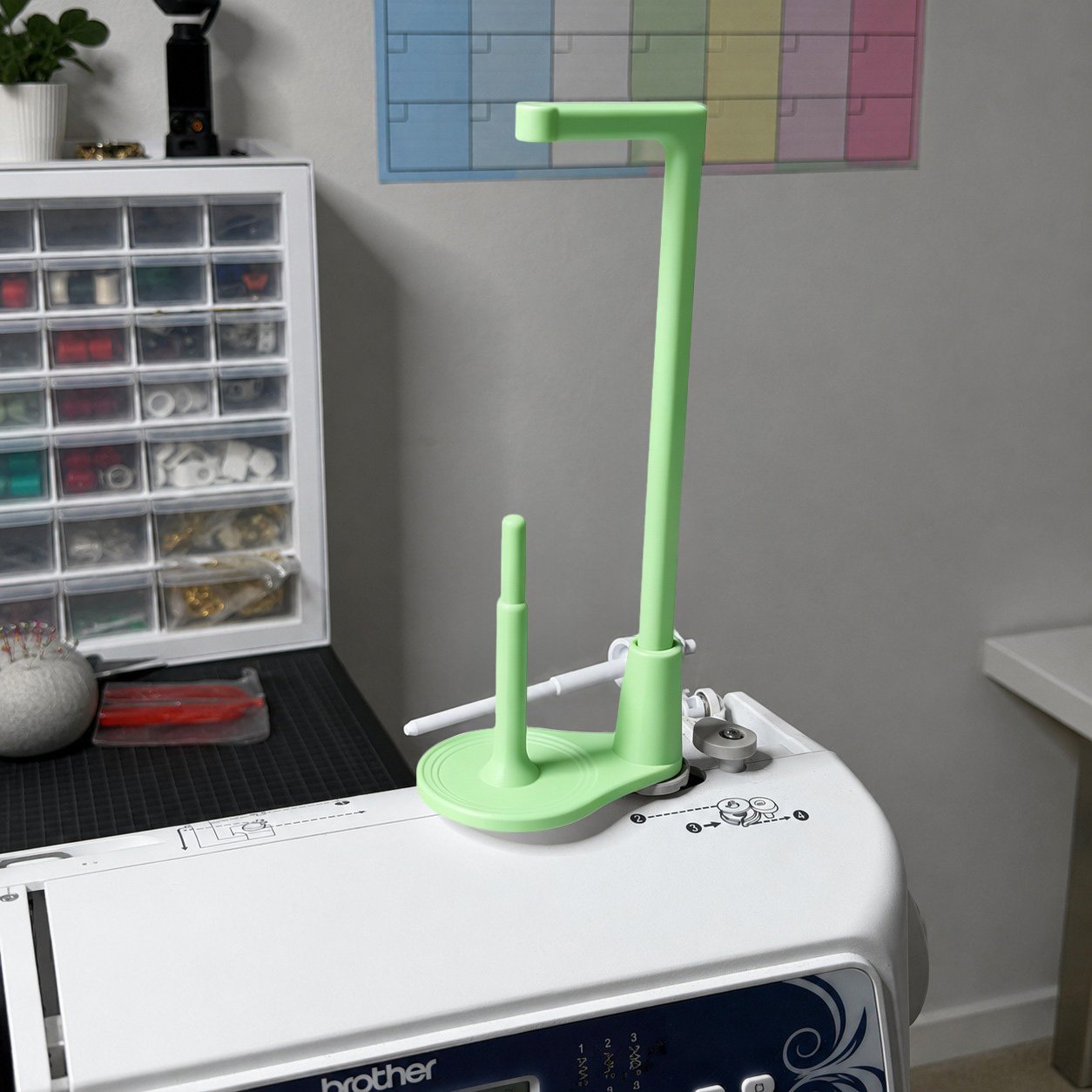 🧵Large Capacity Thread Spool Stand🪡(Compatible With Most Sewing Machines In Markets)