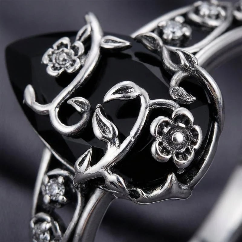 🌼 925 Silver Vintage Floral Black Gemstone Ring – Timeless Boho Elegance💍