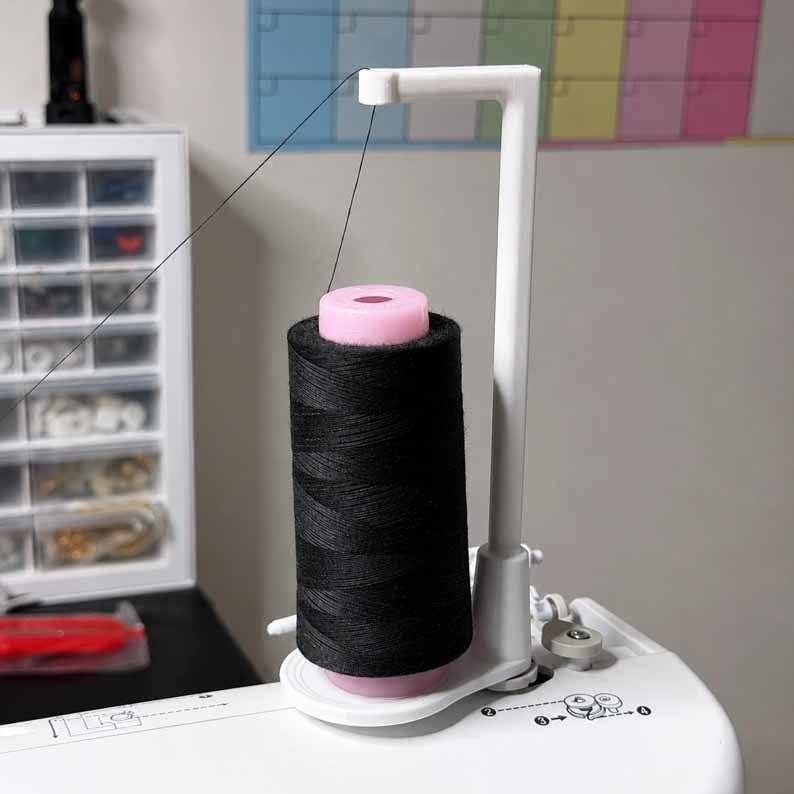 🧵Large Capacity Thread Spool Stand🪡(Compatible With Most Sewing Machines In Markets)